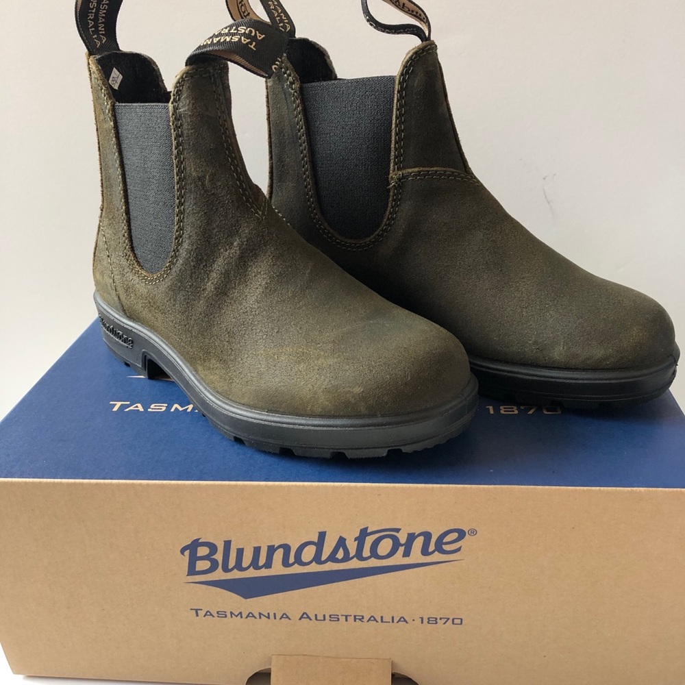 Blundstone original 500 boot in dark olive suede